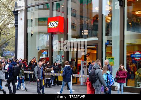 Äußere des Lego Store in Leicester Square London England Großbritannien Stockfoto