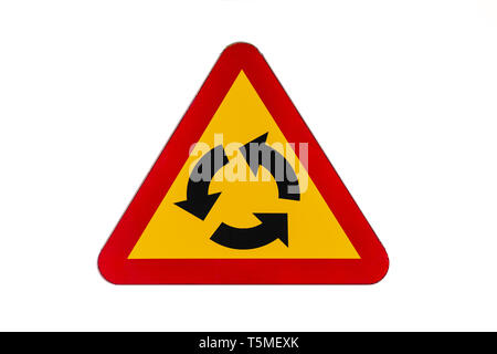Ein isolierter Kreisverkehr Zeichen aus Schweden isoliert auf einem weißen Hintergrund. Stockfoto