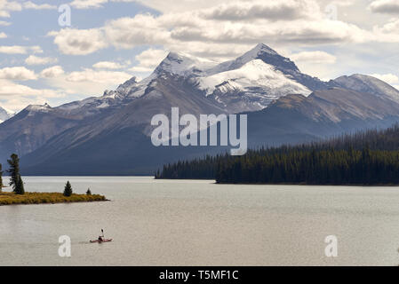 Kanada, Alberta, Jasper National Park, Maligne Berg, Kanu auf Mali Stockfoto