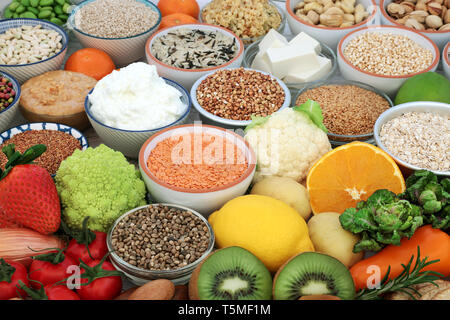 Vegane Ernährung Auswahl mit Tofu Tofu, Obst, Gemüse, Getreide, Hülsenfrüchte, Nüsse, Samen, Mandel Butter und Joghurt. Stockfoto