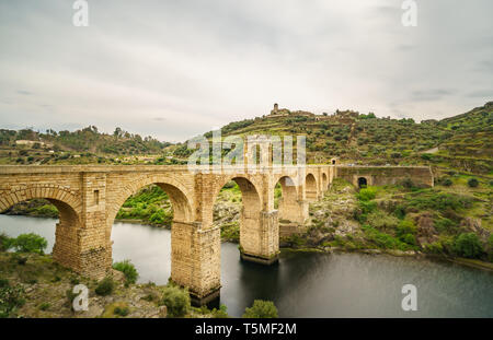 Römische Brücke über den Fluss Tajo in Alcantara, Provinz Cáceres, Extremadura, Spanien Stockfoto