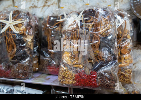 Eidechse, Seesterne, Kräuter und Gewürze für den Verkauf am lokalen Markt in Sapa, Vietnam, Asien Stockfoto