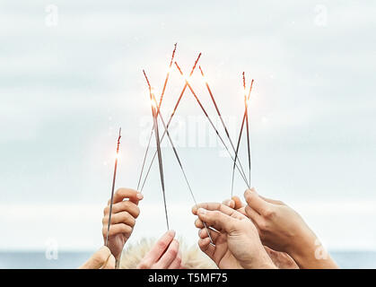 Close up Hände der Gruppe der glücklichen Freunde Spaß feiern mit Wunderkerzen Feuerwerk Outdoor - Jugend, Feiern, Party lifestyle Konzept Stockfoto