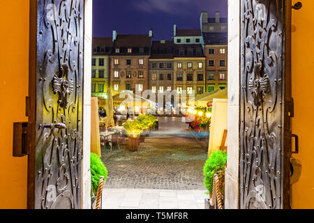 Öffnen der Tür in Richtung Altstadt Marktplatz in der Innenstadt von Warschau, Polen Stockfoto