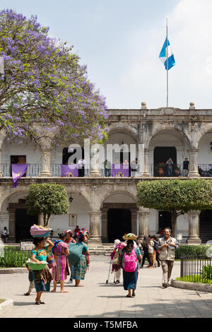 Antigua Guatemala - die Menschen in den zentralen Platz oder Plaza Mayor, Antigua, Guatemala, Mittelamerika Stockfoto