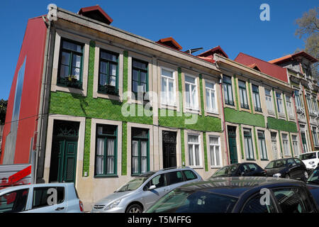 Außenansicht von Apartment Gebäuden mit grünen tiless Fassade auf abfallende Strasse Hügel in der Stadt Porto, Porto, Portugal Europa KATHY DEWITT Stockfoto