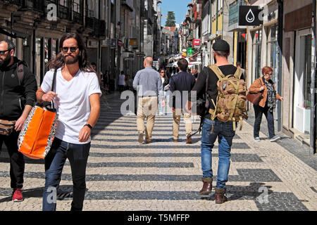 Menschen, Shopper, Fußgänger gehen auf der Fußgängerzone der Rua da cedofeita in der portugiesischen Stadt Porto Portugal Europa EU-KATHY DEWITT Stockfoto