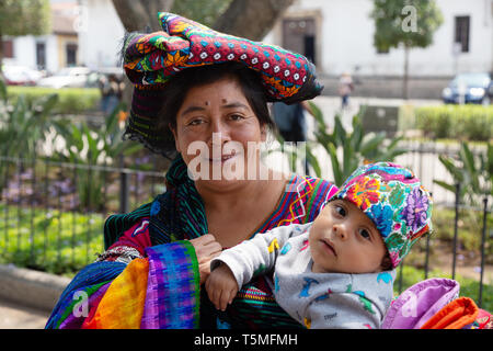 Mittelamerika - einem guatemaltekischen Mutter und Kind in bunten lokalen Kostüm; Antigua Guatemala Lateinamerika Stockfoto