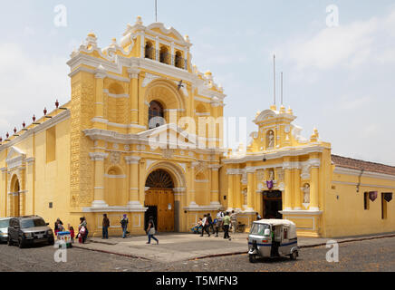 Antigua Guatemala - bunte San Hermano Pedro Kirche und Street Scene, Antigua UNESCO-Weltkulturerbe, Antigua Guatemala Mittelamerika Stockfoto