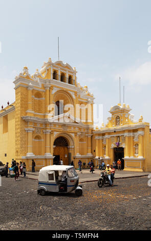 Antigua Guatemala - bunte San Hermano Pedro Kirche und Street Scene, Antigua UNESCO-Weltkulturerbe, Antigua Guatemala Mittelamerika Stockfoto