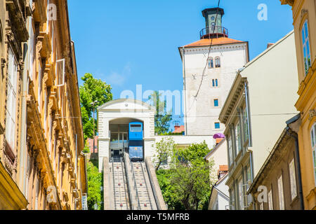 Seilbahn und mittelalterlichen Lotršèak-Turm in Zagreb, Kroatien, Sehenswürdigkeiten und beliebter Ort Stockfoto