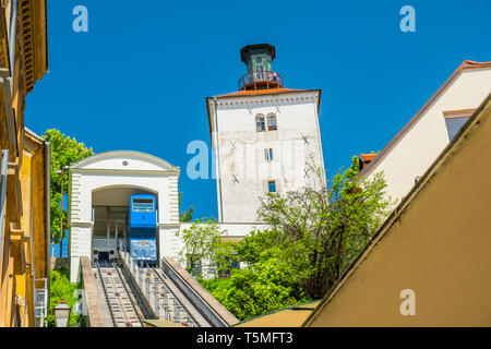 Seilbahn und mittelalterlichen Lotršèak-Turm in Zagreb, Kroatien, Sehenswürdigkeiten und beliebter Ort Stockfoto