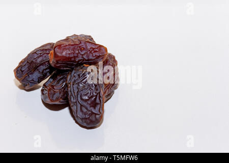 Eine Gruppe von madjool stammt aus Saudi-arabien auf weißem Hintergrund für Ramadan. Stockfoto