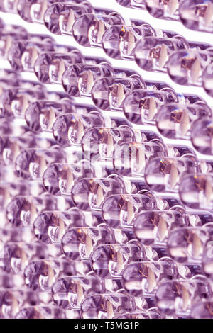 Geraden Reihen von LEDs im Bedienfeld. Purple Pink Neon Licht. Makro. Das Konzept der Nacht Leben Spaß Stockfoto
