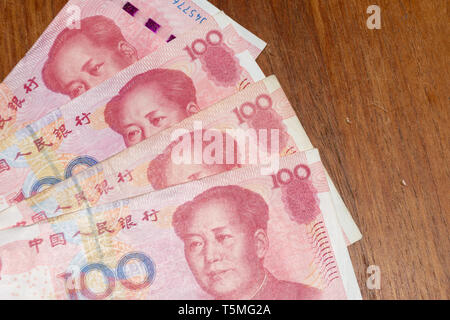 Die Währung von China - Renminbi Yuan RMB oder oder Noten verteilen sich auf den Tisch. Geldwechsel. Stockfoto