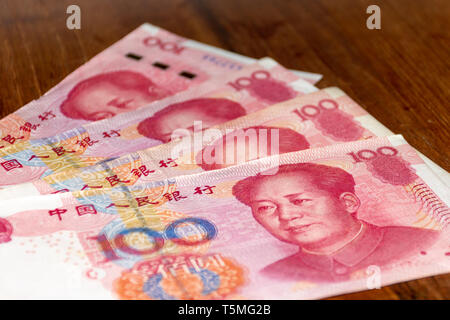 Die Währung von China - Renminbi Yuan RMB oder oder Noten verteilen sich auf den Tisch. Geldwechsel. Stockfoto