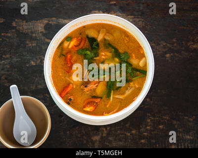 Sauer und scharf Tom Yum Goong Suppe auf einen Tisch im Restaurant. Traditionelle thailändische Essen. Authentische traditionelle thailändische Suppe Tom Yam auf einem Tisch Stockfoto