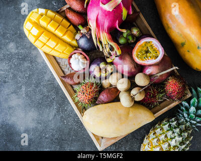 Verschiedene frische Thai Früchte - rambutan, MANGO-, MANGOSTAN, longan, Papaya, Drachenfrucht, sapodilla, Passionsfrucht, Salak, Ananas auf einer hölzernen Fach und Stockfoto