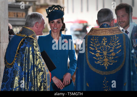 Der Herzog von Sussex und Herzogin von Cambridge an der Anzac Day Service des Gedenkens und Danksagung an der Westminster Abbey, London. Stockfoto