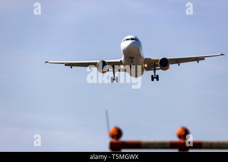 Internationaler Flughafen Düsseldorf, DUS, Flugzeug nähert, Condor Airbus, Stockfoto