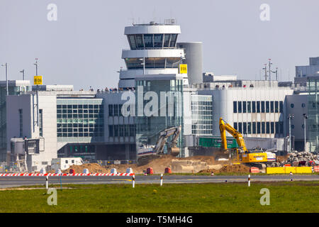 Internationaler Flughafen Düsseldorf, DUS, die Bauarbeiten auf dem Flughafenvorfeld, Turm, Stockfoto