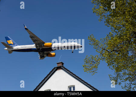 Flugzeuge landen auf DŸsseldorf International Airport, DUS, Deutschland, Häuser im Stadtteil Lohausen, direkt an der Start- und Landebahn Stockfoto