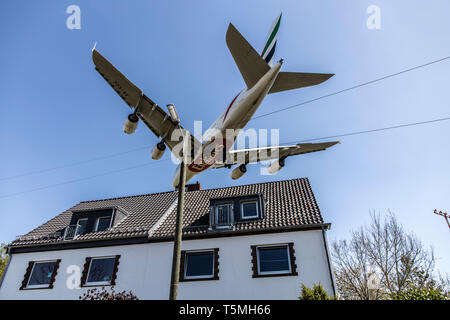 Flugzeuge landen auf DŸsseldorf International Airport, DUS, Deutschland, Häuser im Stadtteil Lohausen, direkt an der Start- und Landebahn Stockfoto