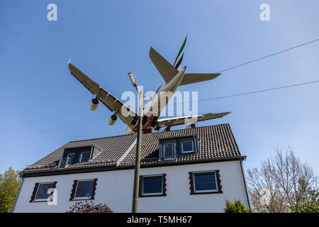 Flugzeuge landen auf DŸsseldorf International Airport, DUS, Deutschland, Häuser im Stadtteil Lohausen, direkt an der Start- und Landebahn Stockfoto