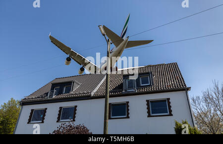 Flugzeuge landen auf DŸsseldorf International Airport, DUS, Deutschland, Häuser im Stadtteil Lohausen, direkt an der Start- und Landebahn Stockfoto