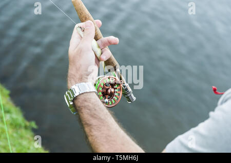 Fliegenfischen auf dem See in Brasilien, junge Fischer fischen. Stockfoto