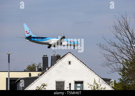 Flugzeuge landen auf DŸsseldorf International Airport, DUS, Deutschland, Häuser im Stadtteil Lohausen, direkt an der Start- und Landebahn Stockfoto