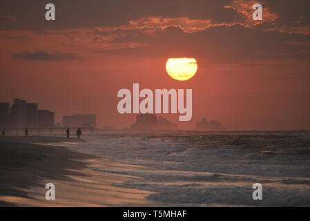 Helle Sonnenaufgang, mit Wolken, Strand entlang über den Atlantik mit Wellen entlang der Küste brechen, in Gulf Shores, Orange Beach, Alabama, USA Stockfoto