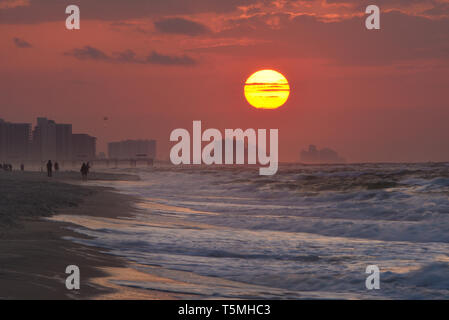 Helle Sonnenaufgang, mit Wolken, Strand entlang über den Atlantik mit Wellen entlang der Küste brechen, in Gulf Shores, Orange Beach, Alabama, USA Stockfoto