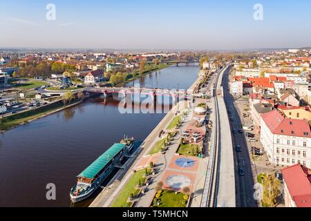 Antenne drone Ansicht auf Gorzow Wielkopolski und Warthe. Gorzow Wielkopolski ist eine Stadt im Westen Polens, auf der Warthe. Es ist die zweite LARGES Stockfoto