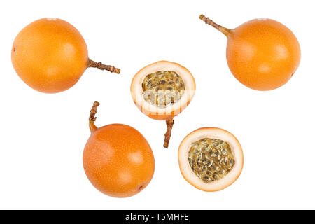 Granadilla oder gelbe Passionsfrucht auf weißem Hintergrund. Ansicht von oben. Flach. Stockfoto