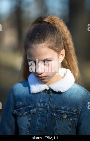 Portrait von cute teen Mädchen schaut unter ihren Brauen. Stockfoto