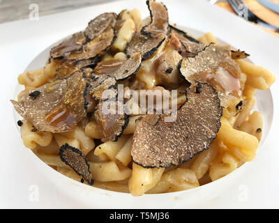 Pasta mit schwarzen Trüffeln Stockfoto