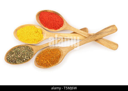 Mischung aus Gewürzen in Löffel aus Holz, auf einem weißen Hintergrund. Ansicht von oben. Flach. Eingestellt oder Sammlung. Stockfoto