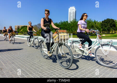 Touristen, die mit dem Fahrrad auf einem Leihrad fahren, Frauen, die auf einem Radweg in Valencia Turia Park Spanien Fahrradstadt Europa Radweg Radfahren Valencia Stockfoto