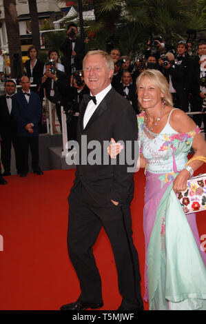 CANNES, Frankreich. 18. Mai 2006: Britische TV-Moderator CHRIS TARRANT & Frau Ingrid TARRANT an der Galavorstellung von "Der Wind, der die Gerste schüttelt" auf der 59. jährlichen Internationalen Film Festival de Cannes. © 2006 Paul Smith/Featureflash Stockfoto