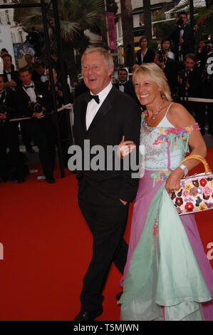 CANNES, Frankreich. 18. Mai 2006: Britische TV-Moderator CHRIS TARRANT & Frau Ingrid TARRANT an der Galavorstellung von "Der Wind, der die Gerste schüttelt" auf der 59. jährlichen Internationalen Film Festival de Cannes. © 2006 Paul Smith/Featureflash Stockfoto