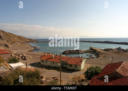 Fischerboote und Hafen im schönen Dorf Babakale in Canakkale, Türkei. Stockfoto