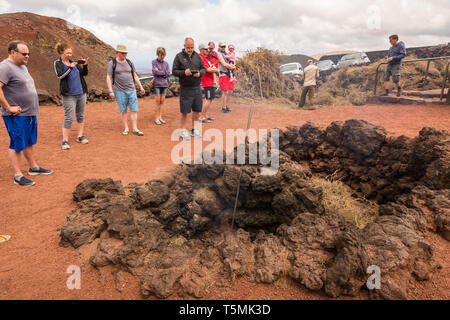 Touristen beobachten die Wirkung von Erdwärme, Lanzarote Stockfoto