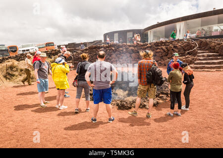 Touristen beobachten die Wirkung von Erdwärme, Lanzarote Stockfoto