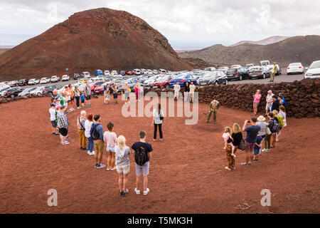 Touristen beobachten die Wirkung von Erdwärme, Lanzarote Stockfoto