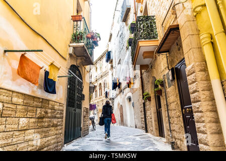 Bari, Italien - 12. März 2019: Menschen zu Fuß durch die Gassen der Altstadt von Bari. Stockfoto