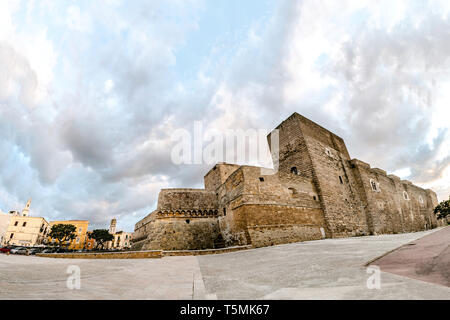 Bari, Italien - 12. März 2019: Blick auf die Nordostecke des Castello Svevo di Bari Stockfoto