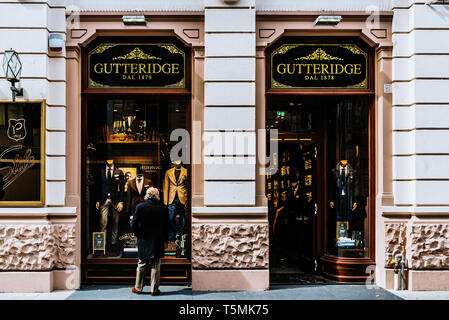 Bari, Italien - 12. März 2019: Gentleman vor einem gutteridge Showcase auf einem luxuriösen Avenue von Bari. Stockfoto