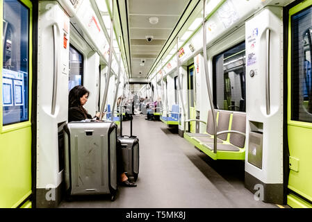 Valencia, Spanien - 13. März 2019: Touristen auf dem Flughafen in der u-bahn Auto unterwegs sind. Stockfoto