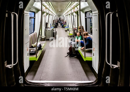 Valencia, Spanien - 13. März 2019: Touristen auf dem Flughafen in der u-bahn Auto unterwegs sind. Stockfoto